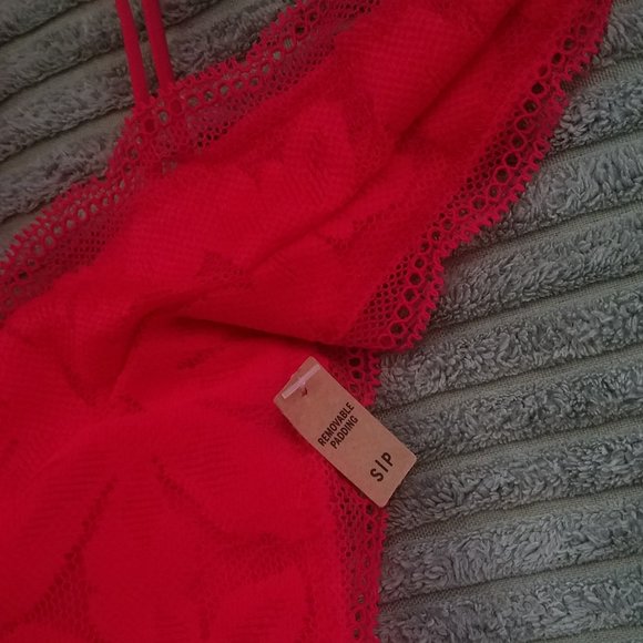 NWT RED LACE TRIANGLE BRALLETE VICTORIA'S SECRET PINK - Picture 6 of 6